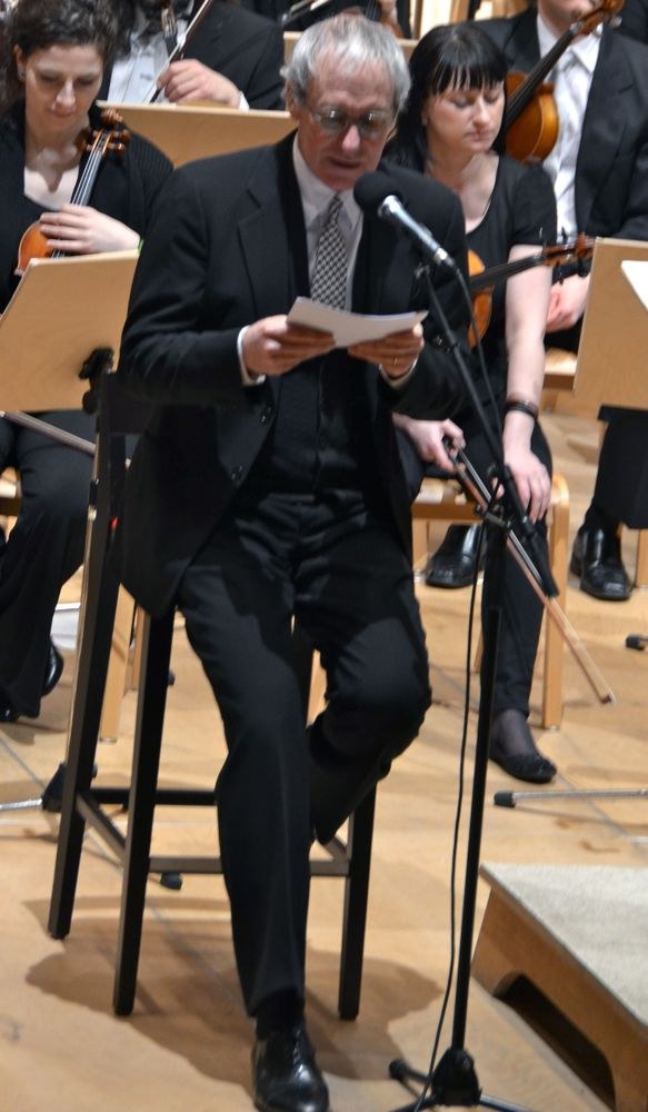 Der Schauspieler August Zirner führte das Publikum in die gegensätzlichen musikalischen Welten von Max Reger und Igor Strawinsky ein.