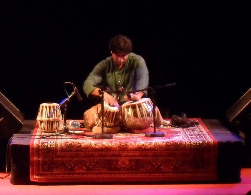 Standesgemäß mit Teppich und Podest: Nitin Mitta