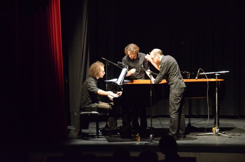 Simon Steen-Andersen hat ein Werk für einen Pianisten und zwei Assistenten geschaffen.