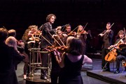 Das Aurora Orchster unter Nicholas Collon begrüßt beim ersten Konzert das Publikum (Foto: Mark Allan)