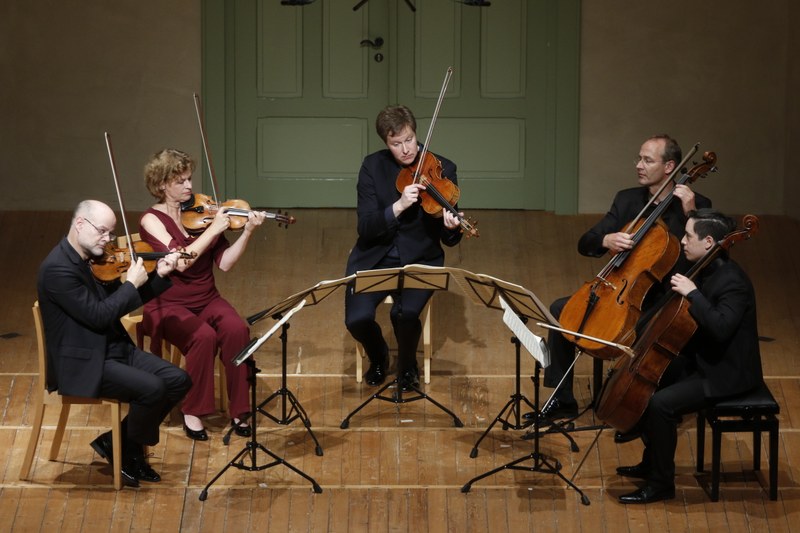 Das Mandelring Quartett und der Cellist Isang Enders erhielten im Markus-Sittikus-Saal in Hohenems viel Applaus für Werkdeutungen, die als Ganzes betrachtet nicht immer stimmig wirkten. (Foto: Schubertiade)