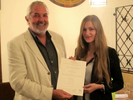 Der Vorsitzende des Richard-Wagner-Verbandes Vorarlberg, Peter Stemberger, überreichte Isabel Pfefferkorn nach ihrer Wahl zur Stipendiatin 2013 die Urkunde.