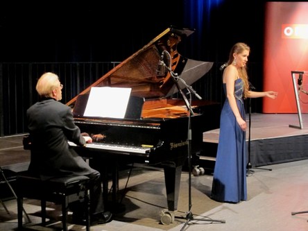 Mit dem kürzlich als Lehrer am Konservatorium pensionierten Hans-Udo Kreuels hatte Isabel eine erfahrene und wichtige Stütze am Klavier.