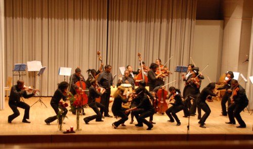 Die temperamentvollen MusikerInnen des "Bochabela String Orchestra" zogen die Zuhörenden spontan in ihren Bann