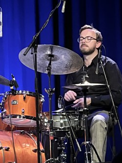 Drummer Herbert Pirker kann's gleichermaßen kraftvoll wie sensibel