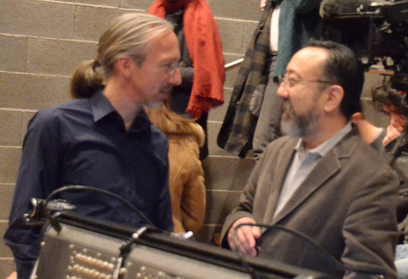 Wolfram Schurig im Gespräch mit seinem Komponistenkollegen Steven Kazuo Takasugi nach der gelungenen Uraufführung des Werkes "Sideshow".