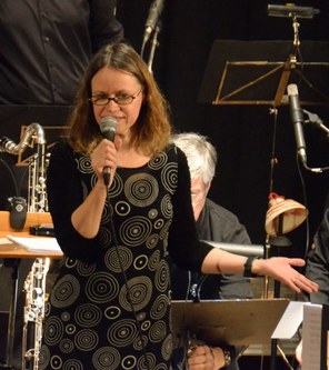 Trudi Strebi leitete die "Big Band Walgau" sympathisch  und zeigte mit eigenen Werken ihre kompositorische Vielseitigkeit auf.