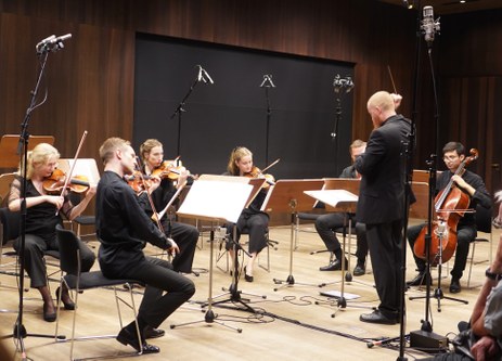Erstmals dirigierte Thomas Gertner den Wiener Concert-Verein im Rahmen von zeitklang im museum und unterstützte mit seiner präzisen Schlagtechnik die Prägnanz der Werkdeutungen.