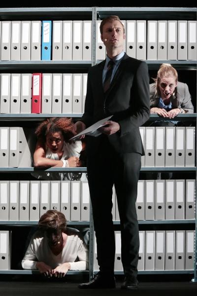 Die neue Sitcom-Oper "Das Leben am Rande der Milchstraße" von Bernhard Gander lebte vor allem durch die Qualität der Sängerinnen und Sänger. (Fotos: Bregenzer Festspiele)