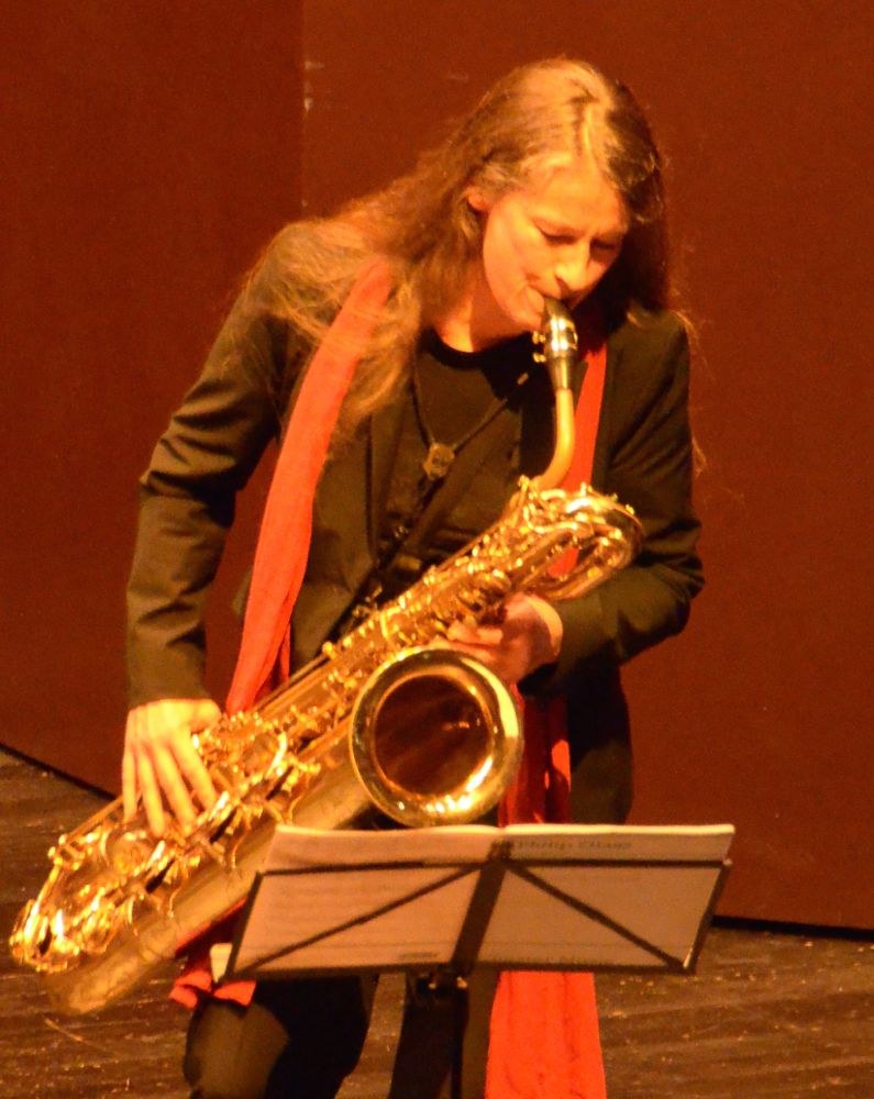 Karola Elßner sorgte mit ihren Saxofonen für klangliche und stilistische Abwechslung und fügte sich doch hervorragend in den Streicherklang ein.