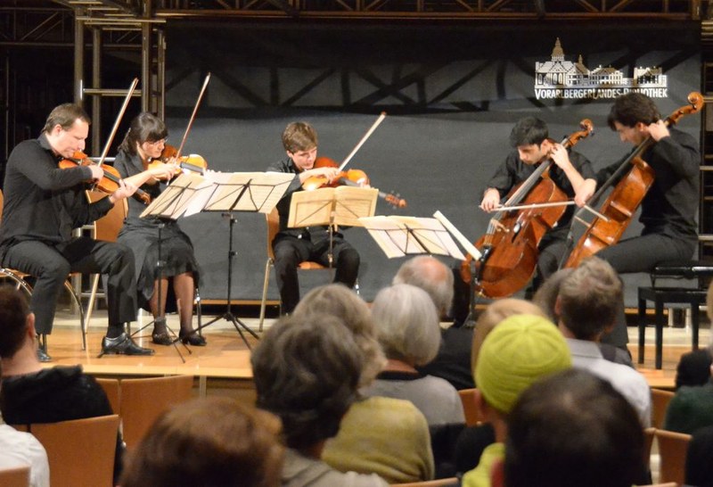 Die Musiker des "SOL Streichquintett" - Klaus Nerdinger, Jelena Nerdinger (Violine), Adrien Boisseau (Viola), Kian Soltani und Payam Taghadossi (Violoncello) - begeisterten mit ihrem Gestaltungswillen und ihrer Interpretation das Publikum.