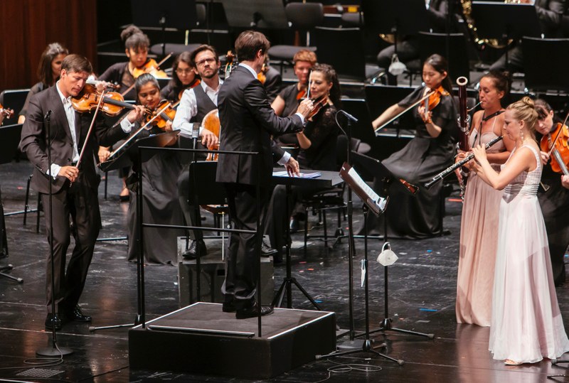 Das Symphonieorchester Vorarlberg mit dem Chefdirigenten Leo McFall, Pawel Zalejski (Violine), Mathias Johansen (Violoncello), Heidrun Wirth-Metzler (Fagott) und Viola Wilmsen (Oboe) sowie der Komponist Thomas Larcher beendeten die diesjährigen Bregenzer Festspiele mit dem enthusiastisch gefeierten vierten Orchesterkonzert. (Foto: Lisa Mathis)