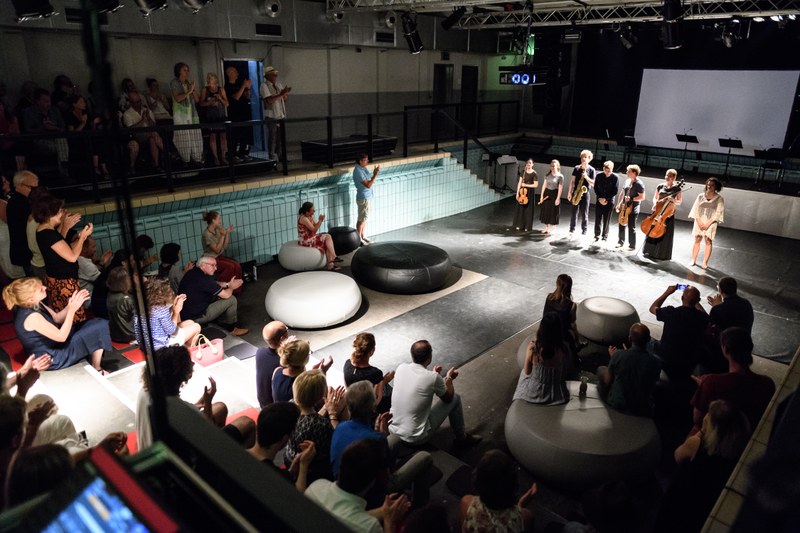 Der Konzertdramaturgie-Wettbewerb HUGO bietet alljährlich eine kreative musikalische Spielwiese, oft mit überraschenden Einsichten. Dieses Jahr findet der Pitch im Alten Hallenbad statt. (Foto: Matthias Rhomberg)