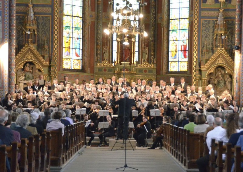 Guntram Simma präsentierte mit drei Chören sowie dem Collegium Instrumentale Dornbirn ein hierzulande unbekanntes Werk des belgischen Komponisten Peter Benoit.