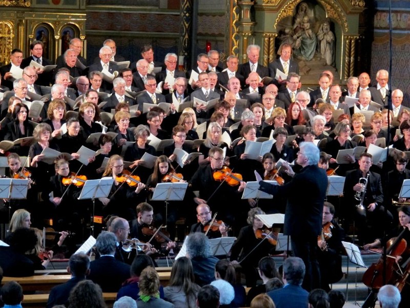 Guntram Simma bündelte die Kräfte vieler Mitwirkender für das groß angelegte Chor- und Orchesterkonzert. (Foto ©: Fritz Jurmann)
