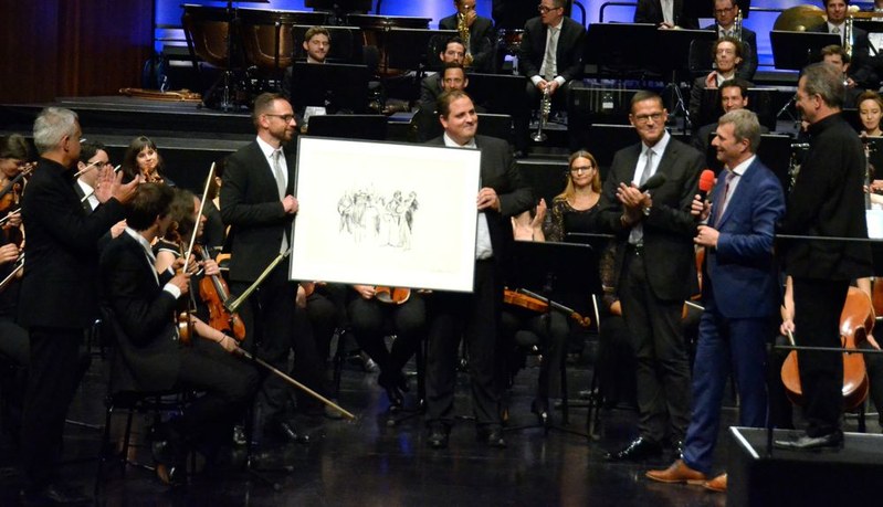 Manfred Schnetzer, Thomas Heißbauer und Christian Bernhard dankten Gérard Korsten für sein 13-jähriges Wirken als Chefdirigent. Mit herzlichen Standing Ovations applaudierte das Publikum.