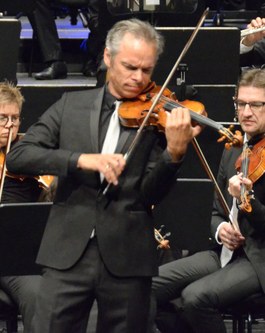 Zum Saisonabschluss des Symphonieorchesters Vorarlberg musizierte Benjamin Schmid das Violinkonzert von Erich Korngold und zog mit seiner eindrücklichen Spielart alle in seinen Bann.