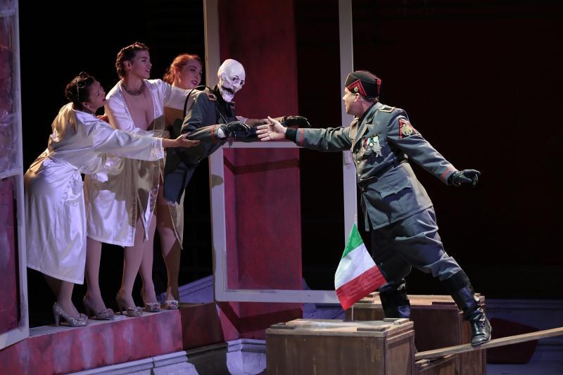 Die Doppelbödigkeit des Stückes kristallisierten vor allem die Szenen des Mussolini mit dem Tenor Gernot Heinrich heraus.