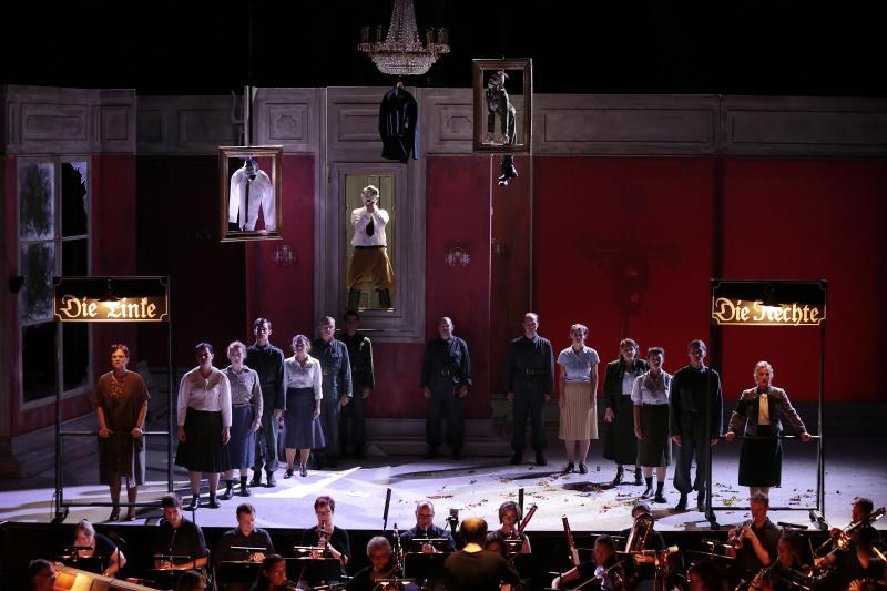 Die Uraufführung der "Staatsoperette - Die Austrotragödie" stellte den Untertitel mehr in den Vordergrund als den mit vielen Assoziationen verbundenen Haupttitel. (Fotos: Anja Köhler)