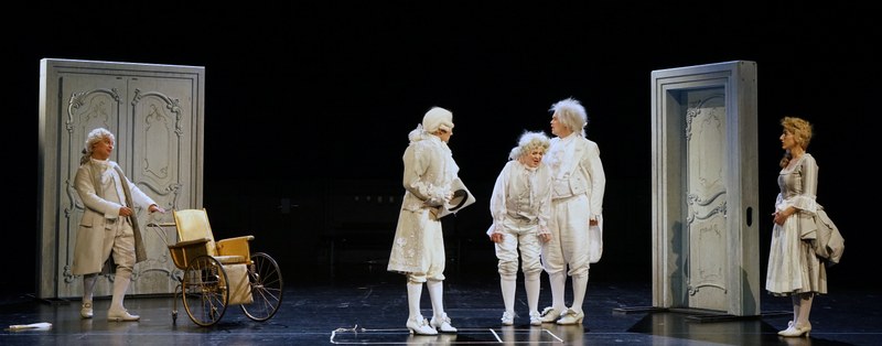 Graf Almaviva (Vincenzo Neri) maßregelt seinen Pagen Cherubino (in einer Hosenrolle: Natalia Skrycka), weil er sich weniger um seine Aufgaben kümmert als um die Frauen, zu denen auch die Gräfin gehört. (alle Fotos: Bregenzer Festspiele/Karl Forster).