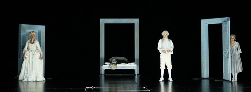 Durch die Untreue des Grafen (Mitte) entsteht so etwas wie ein Dreiecksverhältnis zwischen seiner Gattin, der Gräfin Rosina (Moja Bitebc, links), und Susanna (Anat Edri), der Verlobten Figaros, der er nachstellt.