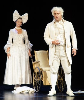 Die in Vorarlberg aufgewachsene Mezzosopranistin Clara Corinna Scheurle als ältliche Marzellina stellt Figaro (Adam Kutny) nach und will ihn heiraten, bis sich herausstellt, dass es ihr eigener Sohn ist.