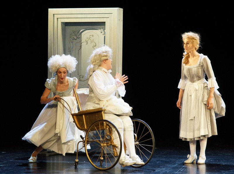 Der Feldkircher Martin Summer erscheint erstmals als Gärtner Antonio im Rollstuhl auf der Bühne, geschoben von seiner Tochter Barbarina (Jenifer Lary). Rechts Susanna (Anat Edri).