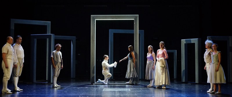Die Demaskierung folgt mit der Abnahme der Perücken und Rokoko-Kostüme: Jeder ist er selbst, und die „richtigen“ Paare finden so am Schluss zusammen. (alle Fotos: Bregenzer Festspiele/Karl Forster).