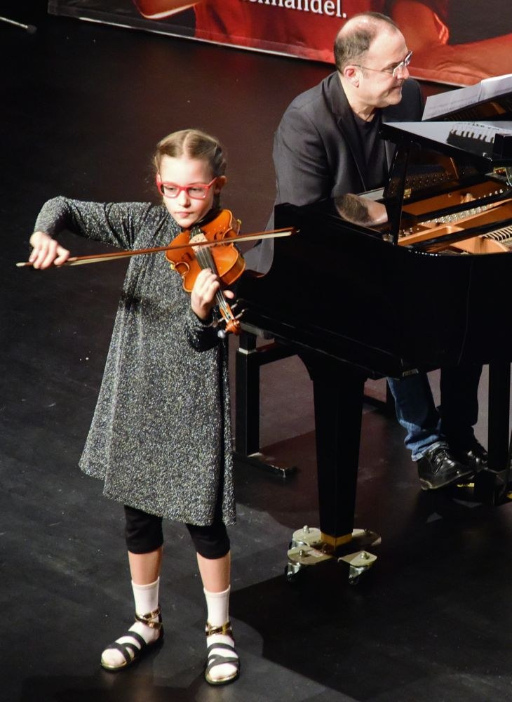In der Kulturbühne AmBach wurden die Teilnehmerinnen und Teilnehmer des diesjährigen Wettbewerbs "prima la musica" gefeiert und geehrt. Einige Kinder und Jugendliche bereicherten die Matinee mit musikalischen Darbietungen, unter anderem musizierte Philomene Schmolly. (Foto: Vorarlberger Musikschulwerk)