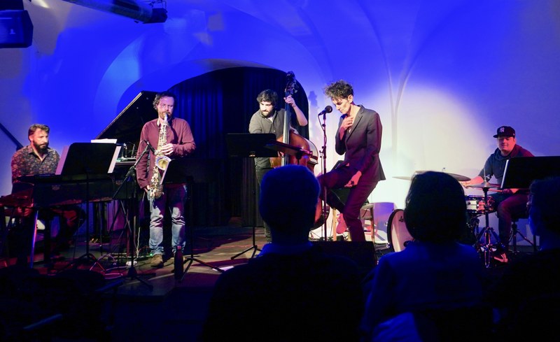 Das Neujahrsjazzfestival brachte auch das Ensemble Kuhle Wampe in den Feldkircher Saumarkt, wo die Musiker das Publikum gehörig herausforderten.
