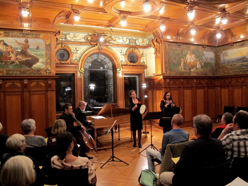 Der „Musiksaal“ genannte große Raum in der Villa Grünau in Kennelbach ist im Stil deutscher Neorenaissance gehalten und mit kostbaren Malereien und Beleuchtungskörpern ausgestattet.