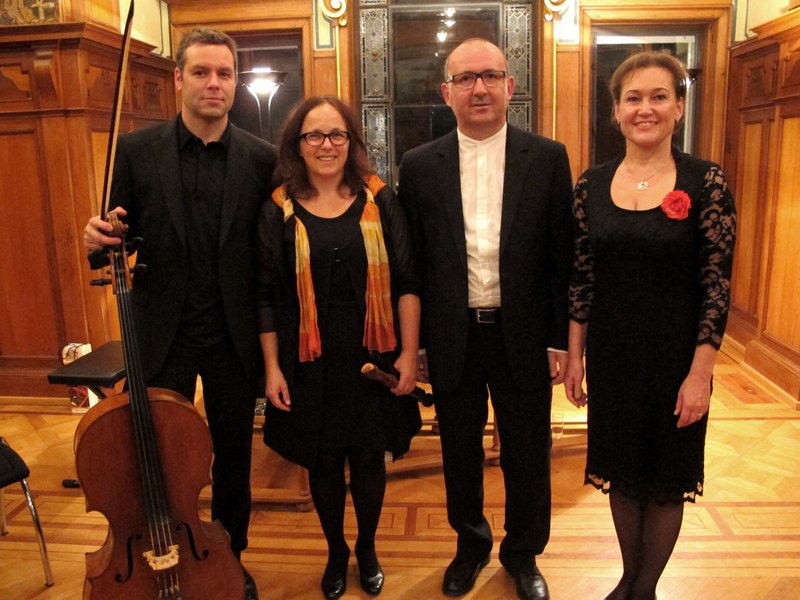 Im Applaus des vollbesetzten Saales v.l.n.r. Stefan Susana als Gast am Violoncello, Dorit Wocher, Blockflöten, Michael Wocher, Cembalo, und Birgit Plankel, Sopran.