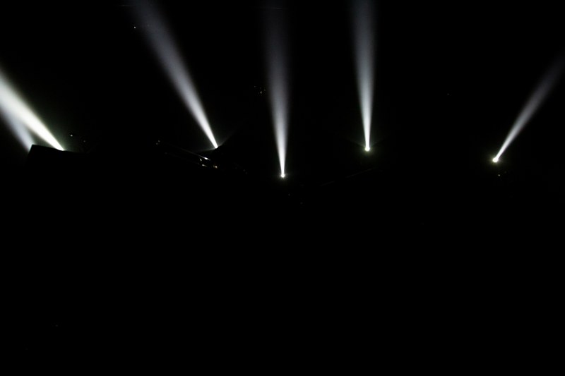 Der Abend begann mit einer witzigen Stirnlampen-Choreographie ...