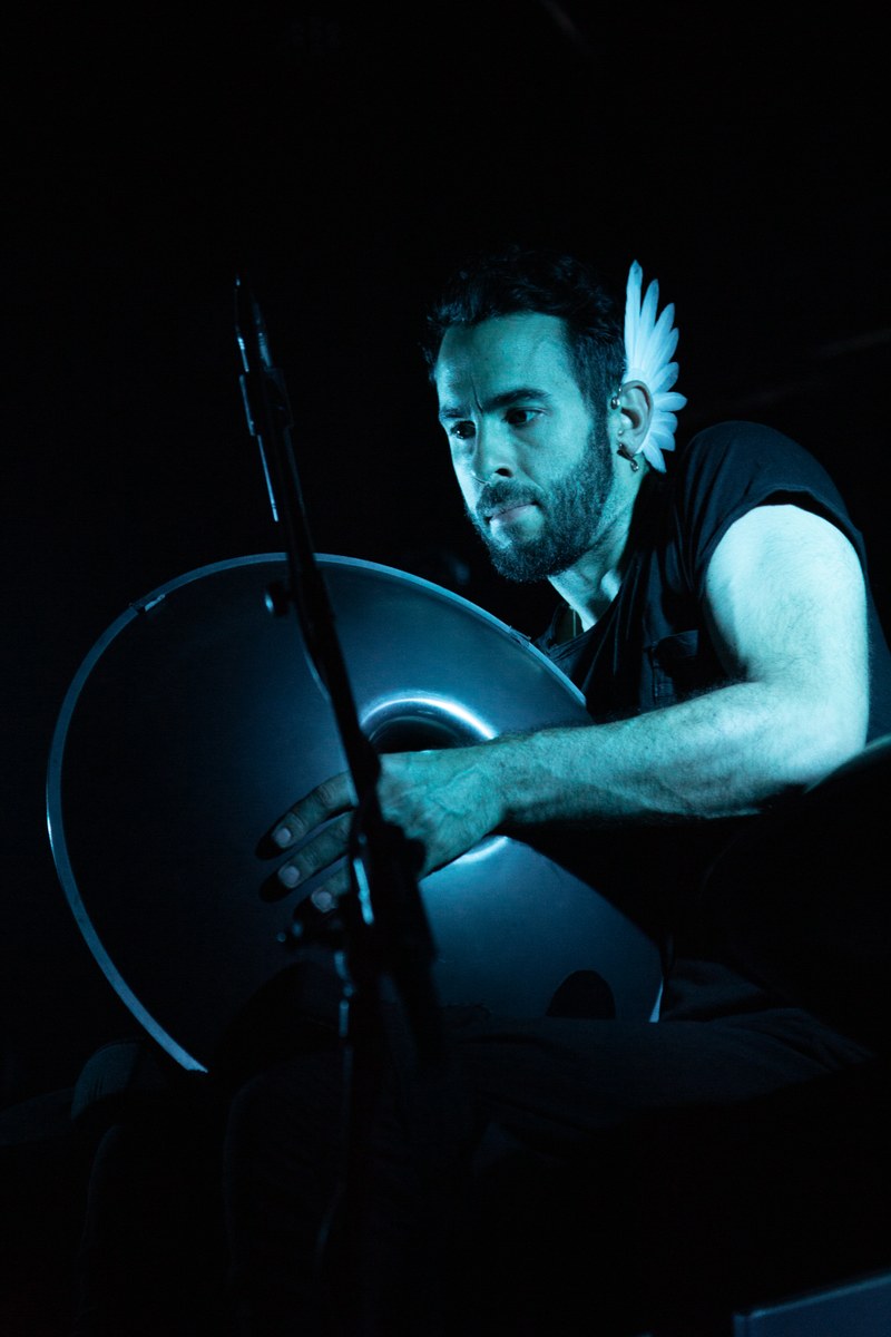 Manu Delagos Konzertabend am Dornbirner Spielboden wirkte auf das Publikum so beflügelnd wie der ausgefallene Federkopfschmuck des Bandleaders (alle Fotos: © Niklas Koch)