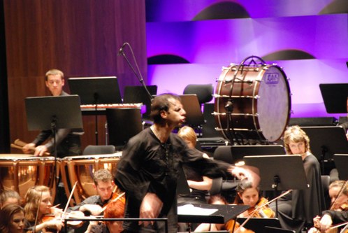 Teodor Currentzis führt die OrchestermusikerInnen souverän und ausdrucksstark