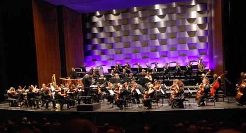 Das Kammerorchester MusicAeterna zog auch im Festspielhaus das Publikum in seinen Bann