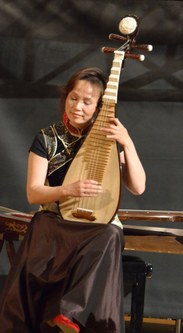 Yang Jing spielt die Pipa virtuos und authentisch.