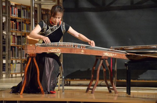 Mit viel Wissen präsentierte die sympathische Musikerin und Komponistin die chinesische  Guzheng.