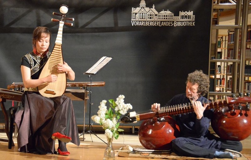 Die chinesische Pipaspielerin Yang Jing gestaltete ein inspirierendes Konzert und improvisierte mit dem englischen Musiker Glynn Snellgrove. Er spielte auf einer selbst gebauten Rudra Veena.