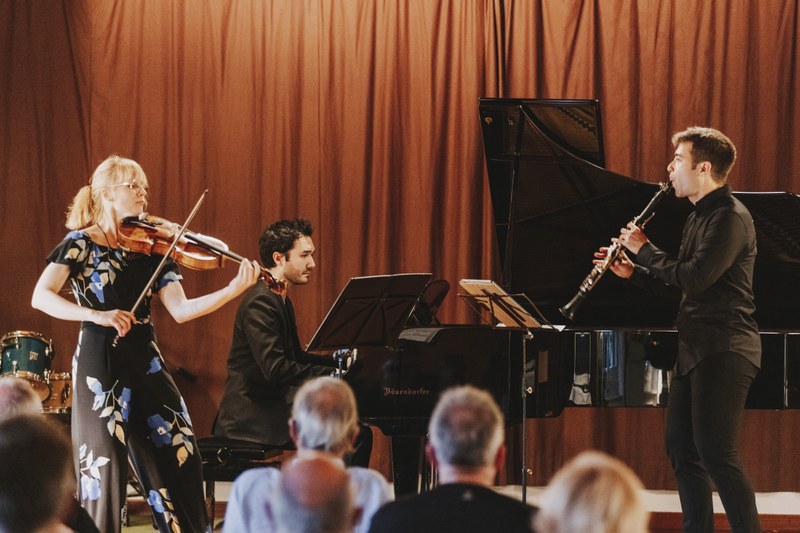 Zur Eröffnung des neu ins Leben gerufenen Festivals "Encuentro" in der Propstei St. Gerold gaben die Bratschistin Liisa Randalu, der Klarinettist Pablo Barragán und der Pianist Mario Häring ein unterhaltsames Konzert. (Fotos: Angela Lamprecht)