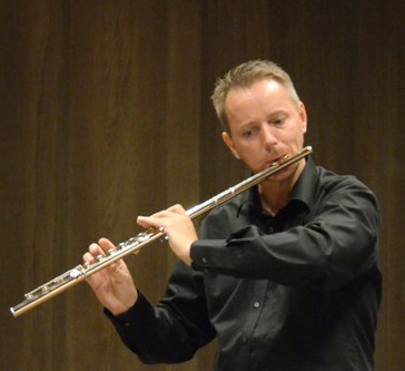 Erwin Klambauer interpretierte das Flötensolostück von Herbert Willi.