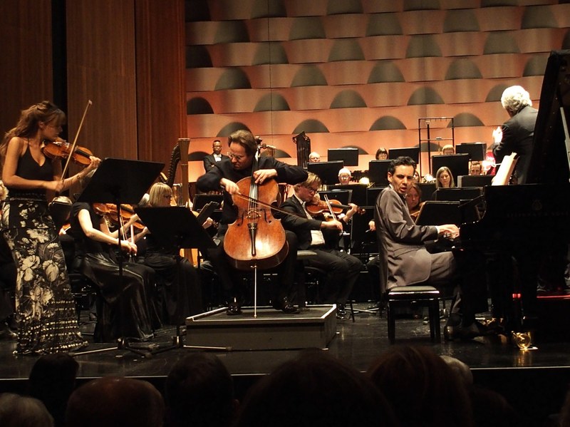 Nicola Benedetti (Violine), Jan Vogler (Violoncello) und Martin Stadtfeld (Klavier) musizierten mit dem "Royal Scottish National Orchestra" unter der Leitung von Peter Oundjian im Bregenzer Festspielhaus Beethovens Tripelkonzert. Die Werkdeutung wirkte souverän ausgestaltet, ließ jedoch auch Fragen offen. (Foto: Fritz Jurmann)