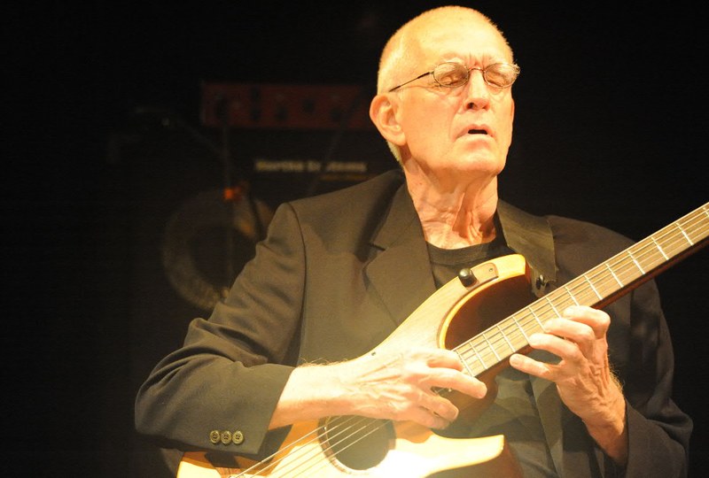 Steve Swallow zeigte Solo-Kunst auf dem fünfsaitigen halbakustischen Bass