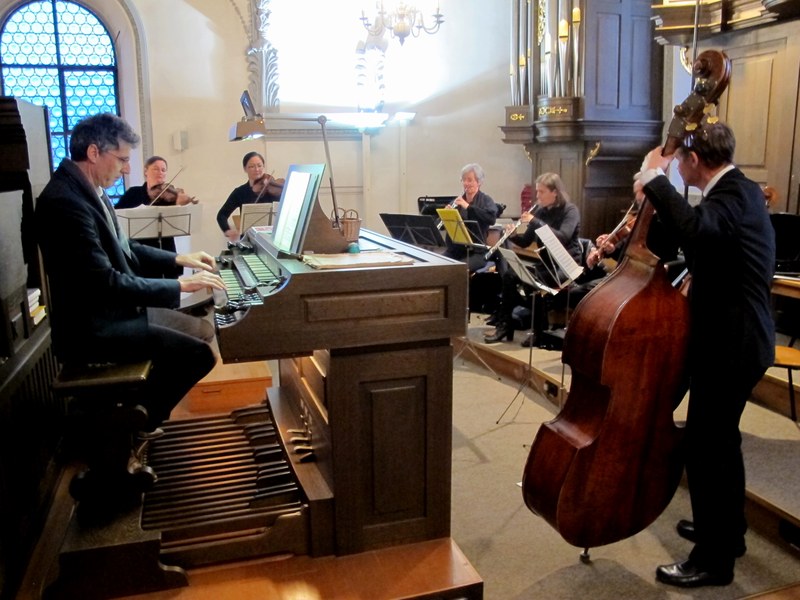 Rudolf Berchtel und ein Instrumental-Consort widmeten sich in der Basilika Rankweil unter anderem zwei Orgelkonzerten von Georg Friedrich Händel. (Foto: Fritz Jurmann)