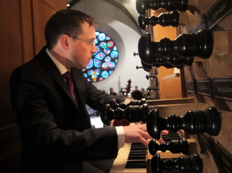 Johannes Hämmerle ist professionell, authentisch, gefragt und viel beschäftigt. An seinem Geburtstag machte er das, was ihm seit Jahren sehr viel Spaß macht. Er musizierte mit Freunden an der Metzler-Orgel im Feldkircher Dom. (Foto: Fritz Jurmann)