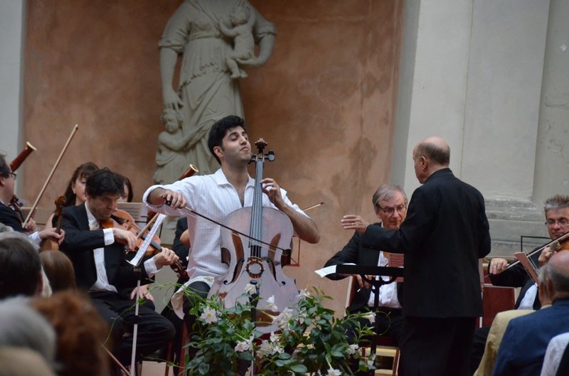 Kian Soltani am Violoncello und Stephen Gunzendorfer am Dirigentenpult prägten das Jubiläumskonzert des "Arpeggione Kammerorchesters". Der schöne Innenhof des Hohenemser Palastes bot das passende Ambiente für die 25-Jahr Feier.