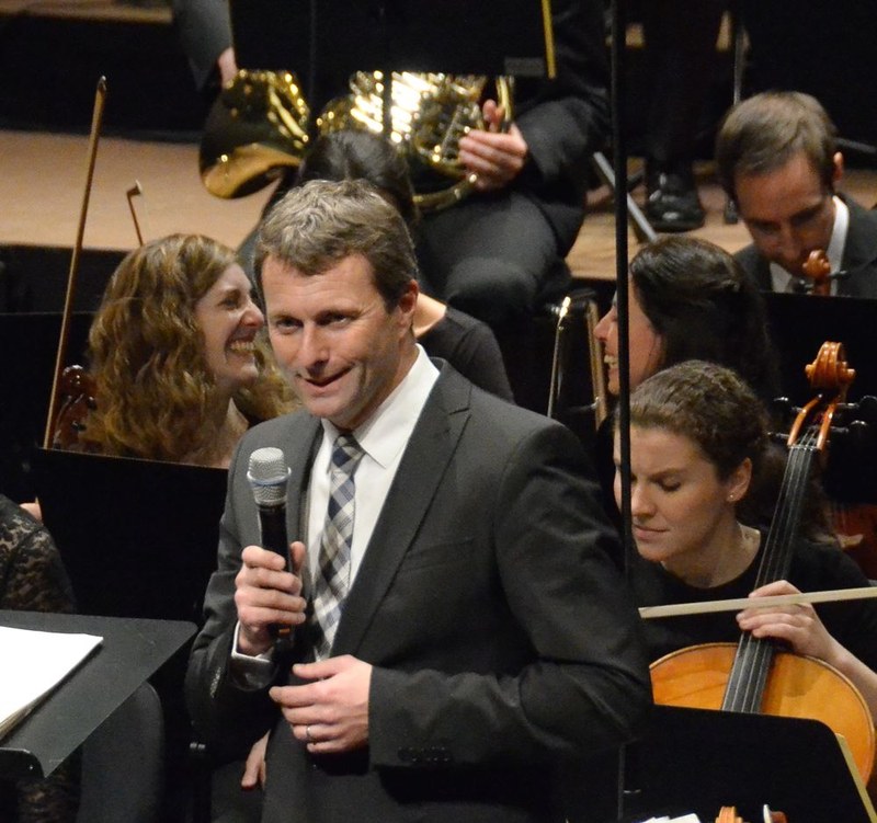 Im Namen der Orchestermusikerinnen und -musiker lud der Geschäftsführer des SOV, Thomas Heißbauer, alle Konzertbesucherinnen und -besucher zu einem gemeinsamen Umtrunk ein.