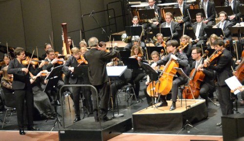 Mit Gérard Korsten - dessen 10-jähriges Zusammenwirken mit dem SOV ebenfalls gefeiert wurde - präsentierte das Orchester zusammen mit dem Streichquartett "Apollon Musagètes" eine Rarität, nämlich das Konzert für Streichquartett und Orchester "Absolut Jest" von John Adams.