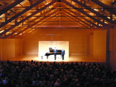 Dieser Saal besitzt eine ausgezeichnete Akustik und bietet pro Konzert bis zu 600 Zuhörern aus aller Welt Platz.