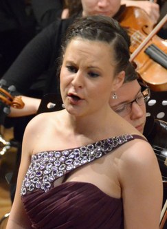 Die Sopranistin Julia Großsteiner sang eine Ariette aus Webers "Freischütz"...